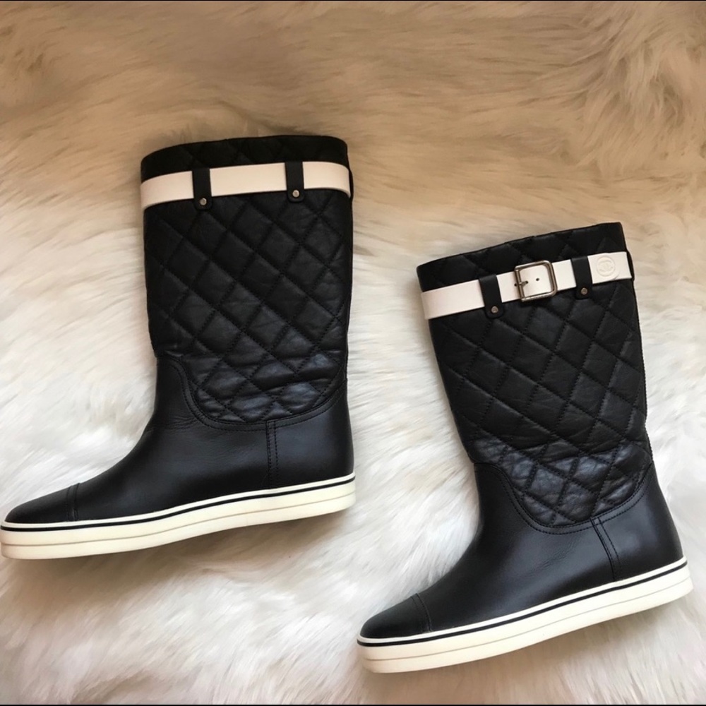 🌟SOLD🌟Authentic CHANEL CC Logo Quilted Boots - Picture 3 of 8
